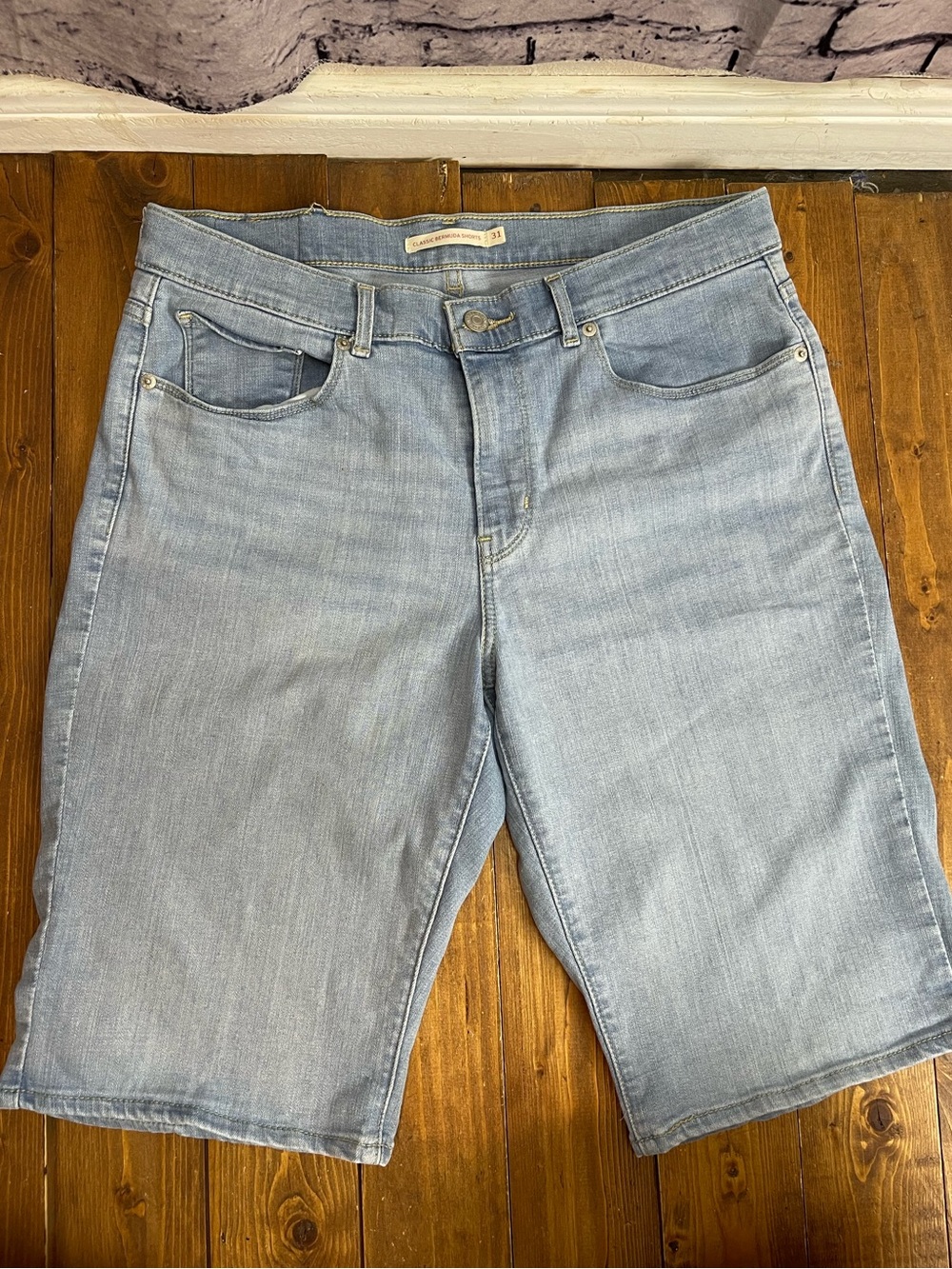 Levi’s size 31 classic Bermuda shorts light wash